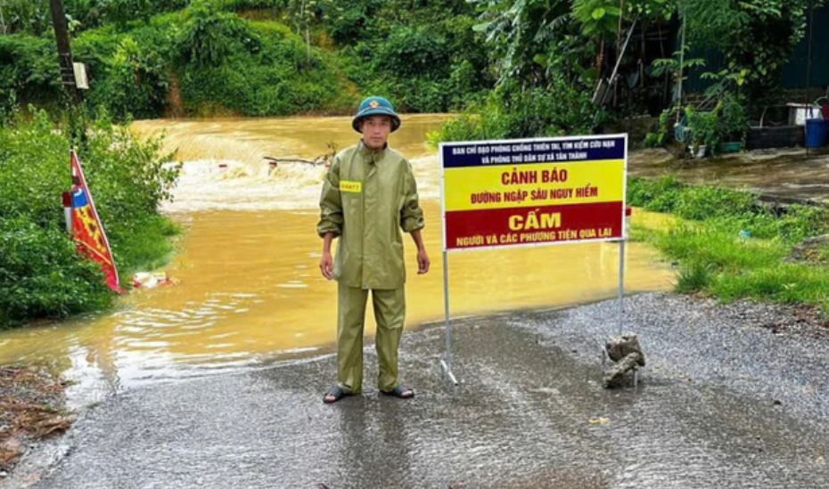Lực lượng chức năng xã Tân Thành lập chốt, cảnh báo và hướng dẫn người dân di chuyển an toàn