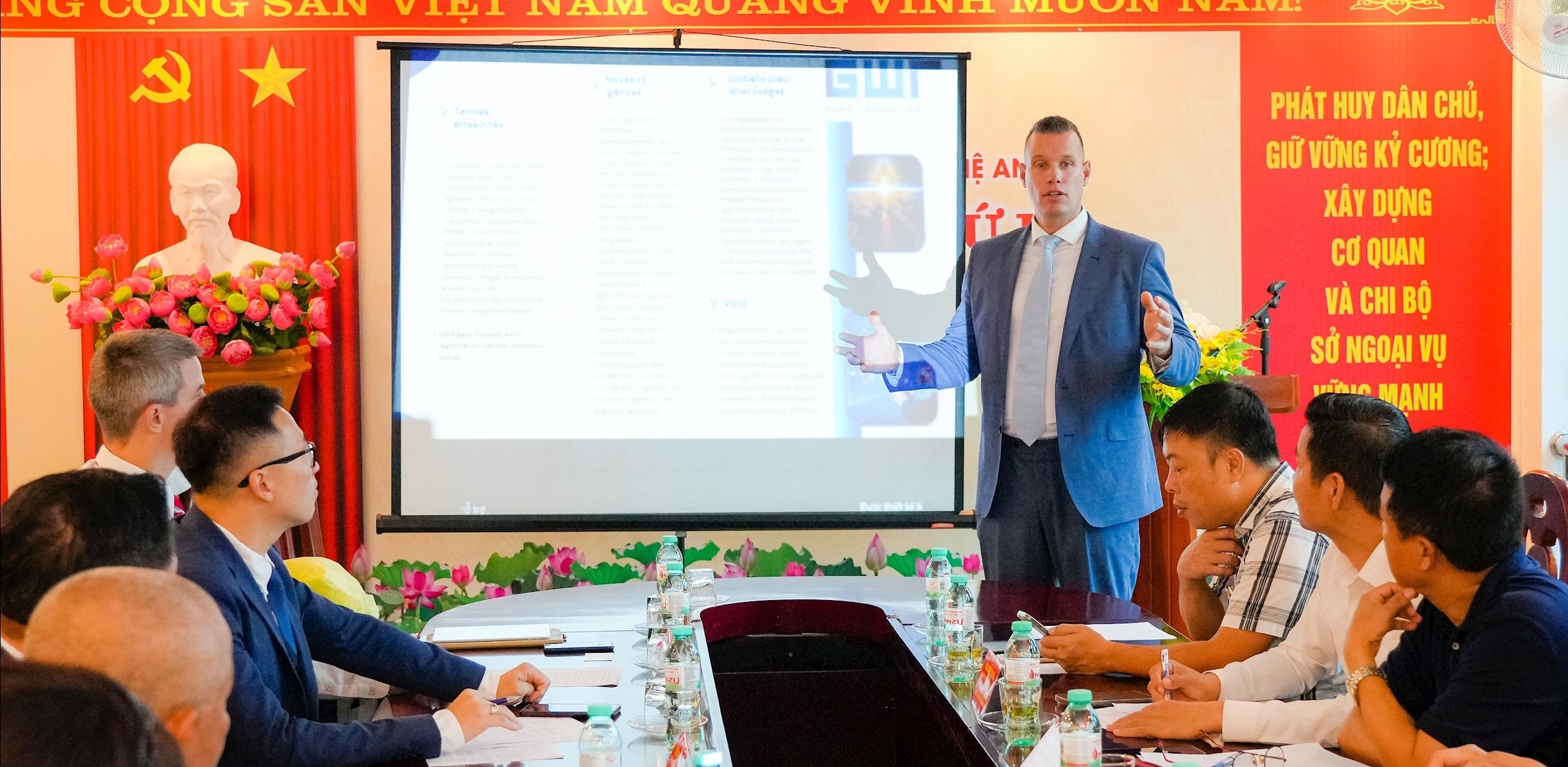  Đại diện doanh nghiệp Hungary giới thiệu sản phẩm vật liệu xây dựng công nghệ mới. Ảnh: Thanh Lê