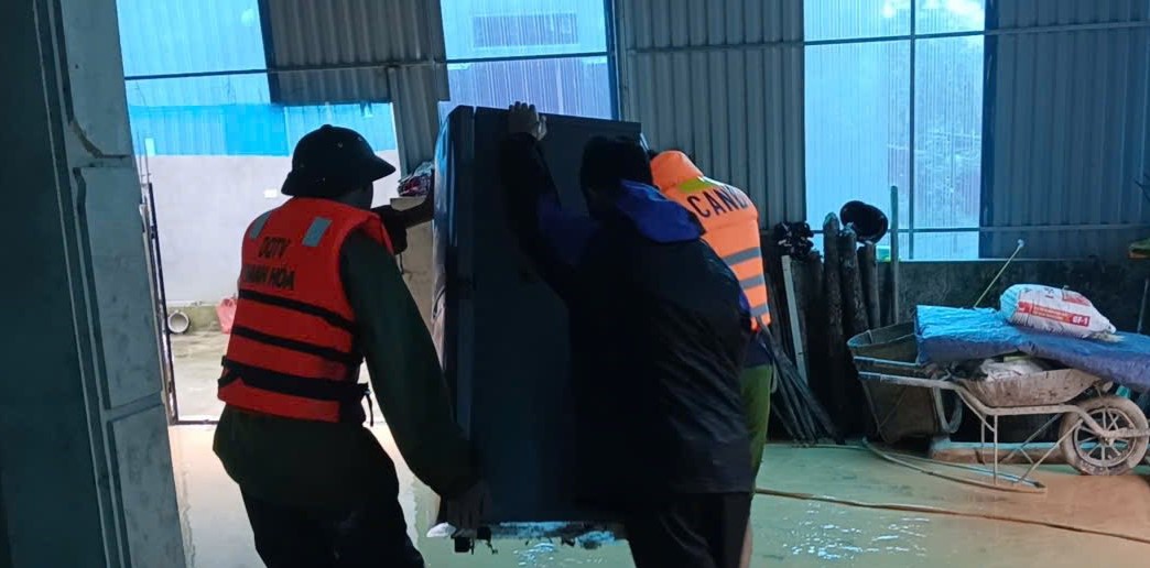 Công an xã đã tổ chức di dời tài sản, hướng dẫn người dân tránh khu vực nguy hiểm.