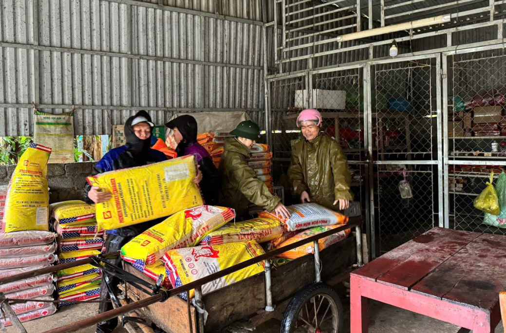 Công an và chính quyền cùng nhân dân hỗ trợ các hộ dân bị ngập lụt sơ tán đến nơi an toàn.