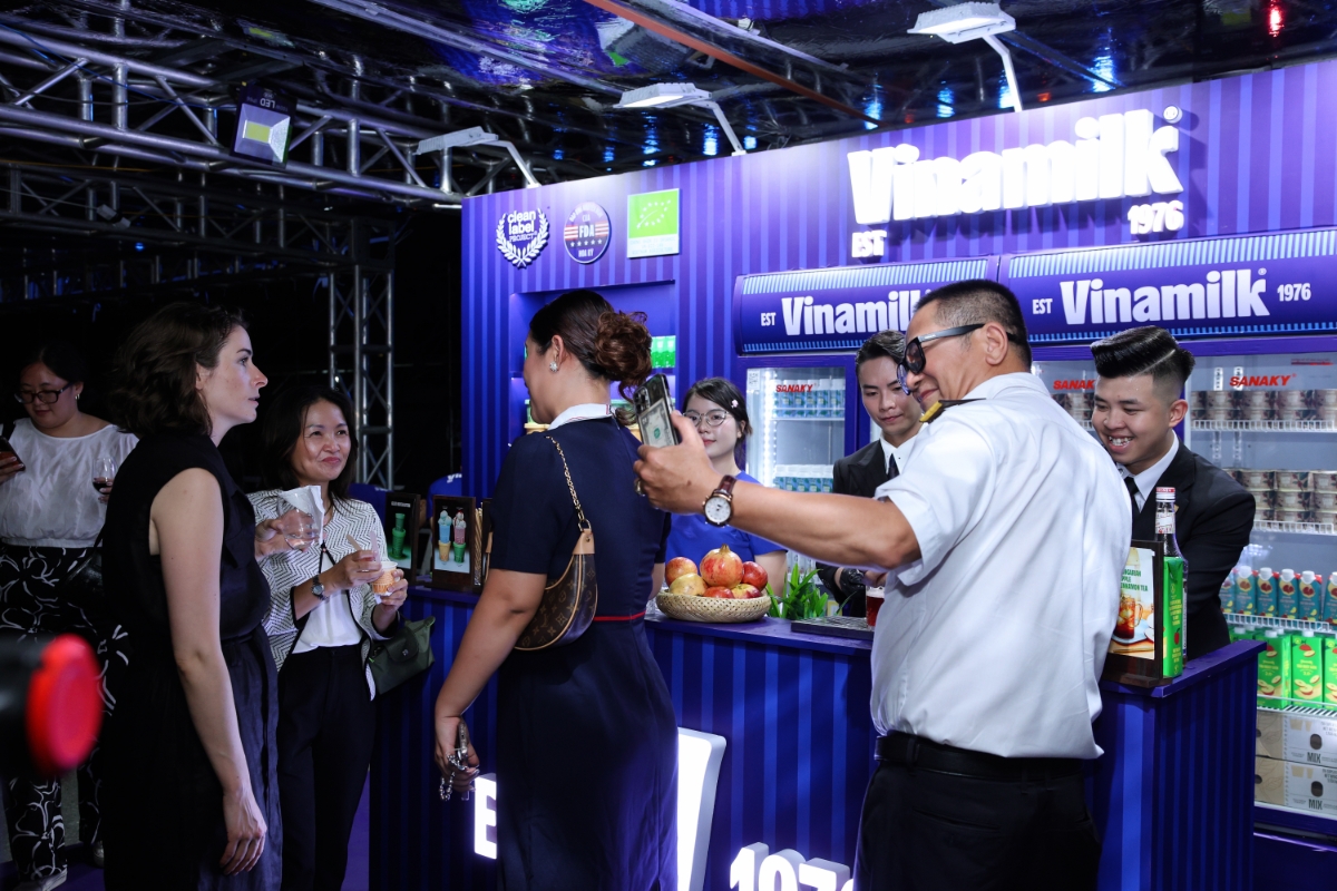 Bên cạnh các hoạt động giao lưu văn hóa và trình diễn nghệ thuật, một chi tiết đặc biệt khiến nhiều khách mời quốc tế bất ngờ: sản phẩm Vinamilk – thương hiệu sữa dẫn đầu tại Việt Nam – được phục vụ như món ẩm thực Việt độc đáo tại sự kiện (Ảnh: Nguyễn Hoàng).
