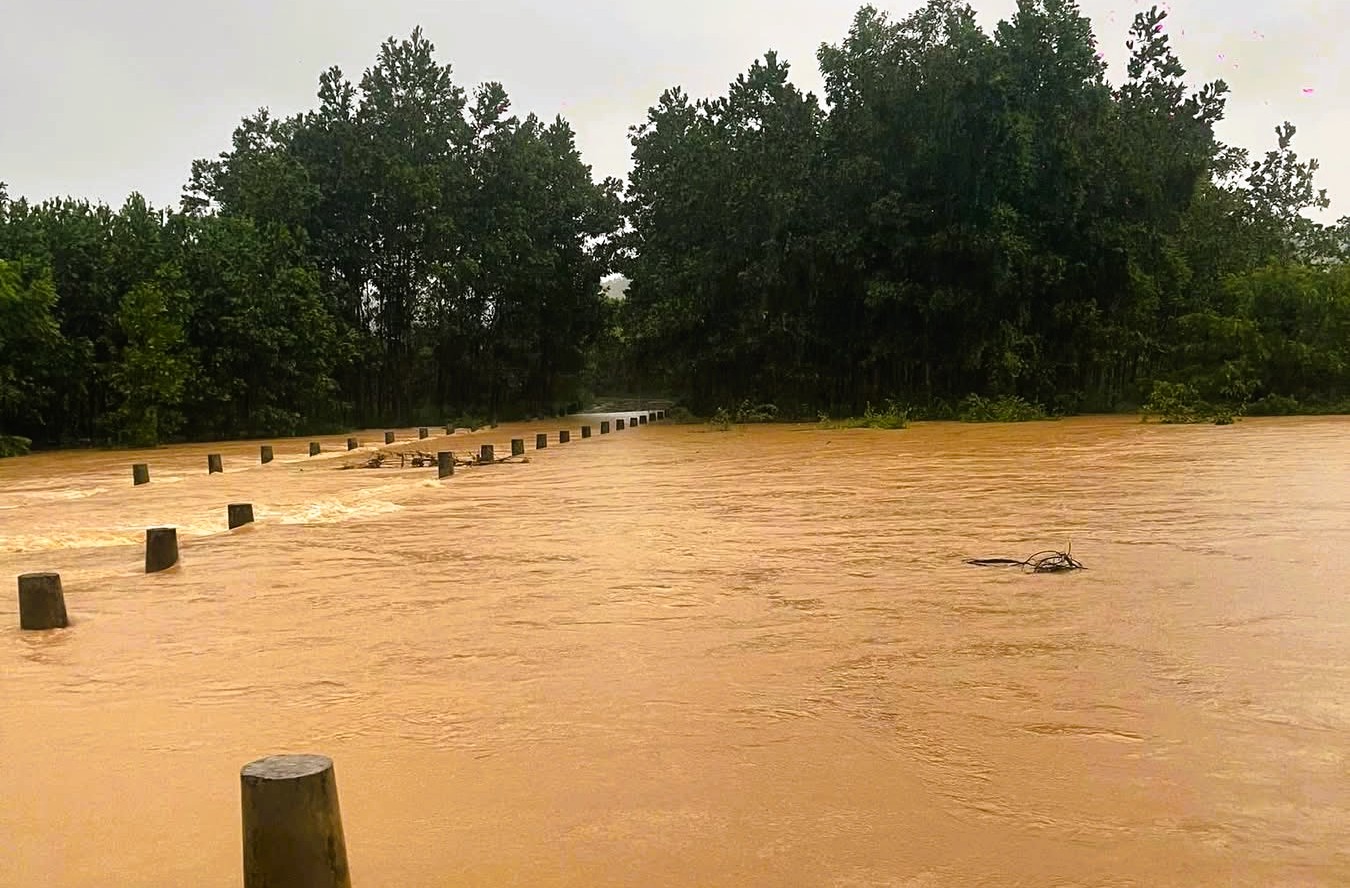 Xã Hóa Quỳ ghi nhận 5 điểm nguy cơ cao sạt lở, 19 tràn lớn nhỏ bị ngập. Công an xã đã tham mưu chính quyền đóng barie, phối hợp khắc phục bước đầu và bố trí lực lượng chốt chặn. Trên đây là hình ảnh mưa lớn ngập tràn qua đường vào xã Hóa Quỳ ngày 27/9.