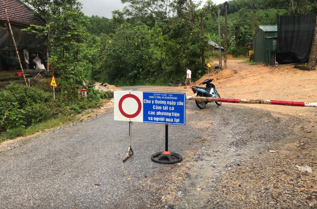 Mưa to kéo dài trên diện rộng khiến nhiều tuyến giao thông trên địa bàn các xã trung du, miền núi tỉnh Thanh Hóa bị ngập lụt.