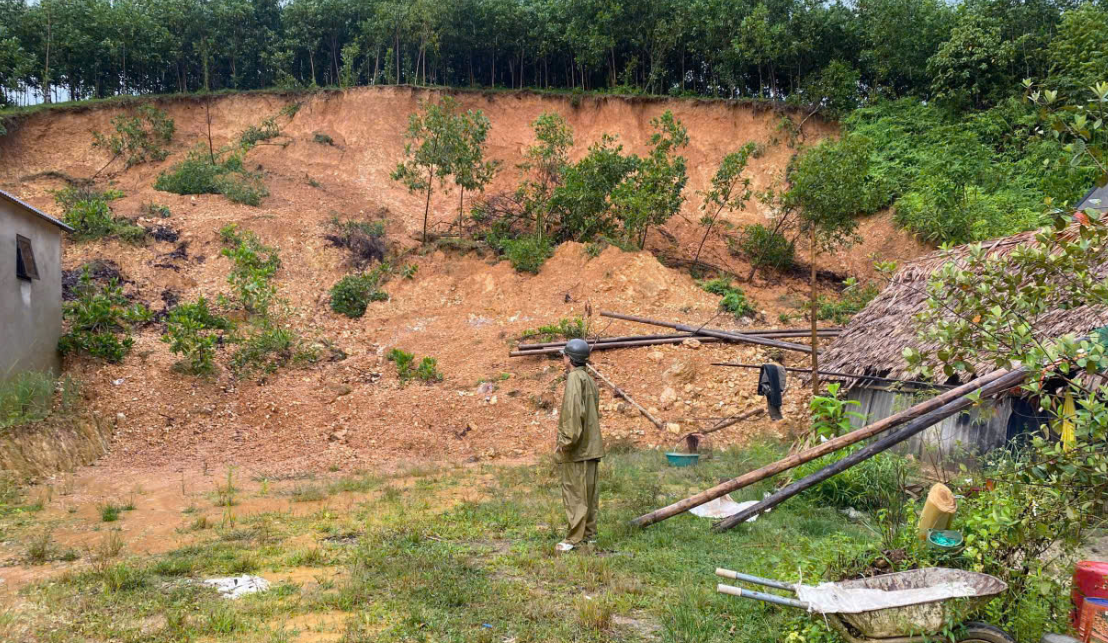 Mưa lớn kéo dài khiến nhiều địa phương ở miền núi Thanh Hóa bị sạt lở đất.&nbsp;Xã Văn Phú di dời 7 hộ với 38 nhân khẩu khỏi khu vực có nguy cơ sạt lở.