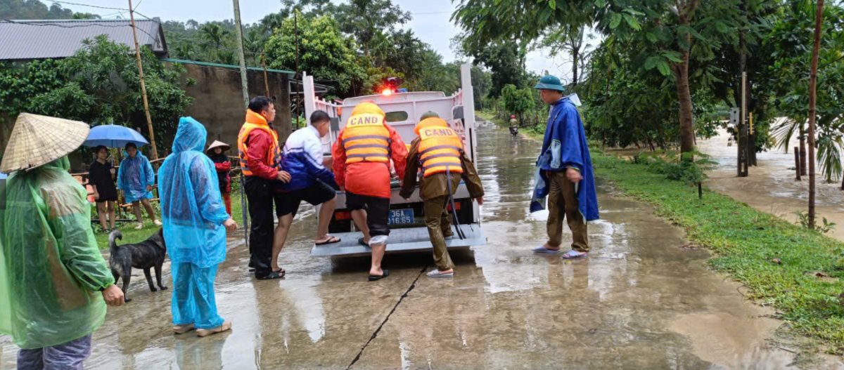 Tỉnh Thanh Hoá đã huy động gần 5.000 cán bộ, chiến sĩ với hàng trăm phương tiện, sẵn sàng ứng phó khi bão và hoàn lưu gây mưa lũ.