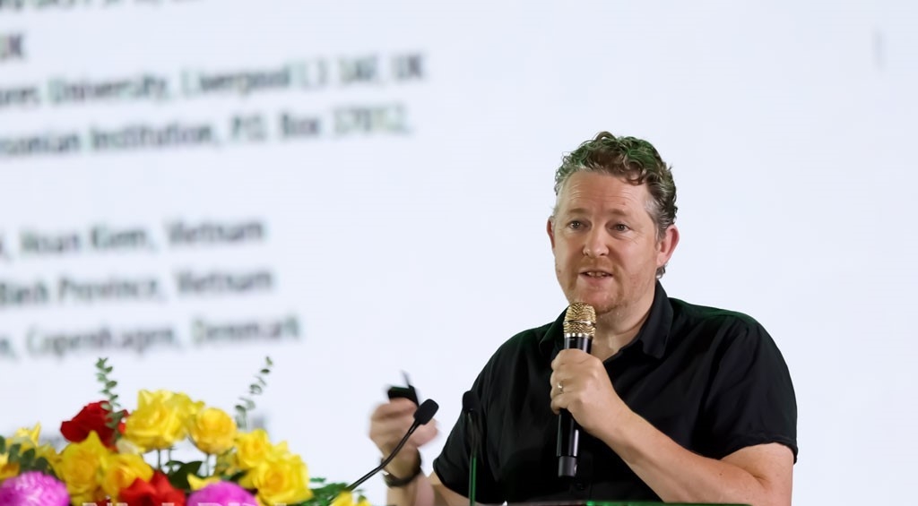 TS. Christopher Mark Stimpson, Chuyên gia Khảo cổ học, Đại học Queen’s Belfast, Vương quốc Anh, thành viên tham gia dự án, báo cáo kết quả nghiên cứu chuyên sâu về Tràng An. Ảnh:&nbsp;Minh Quang