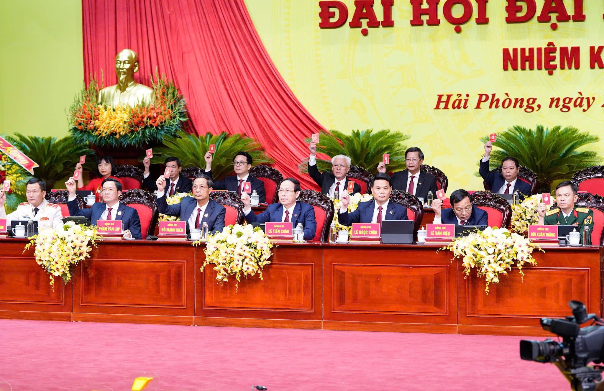 Các đại biểu biểu quyết tại Đại hội