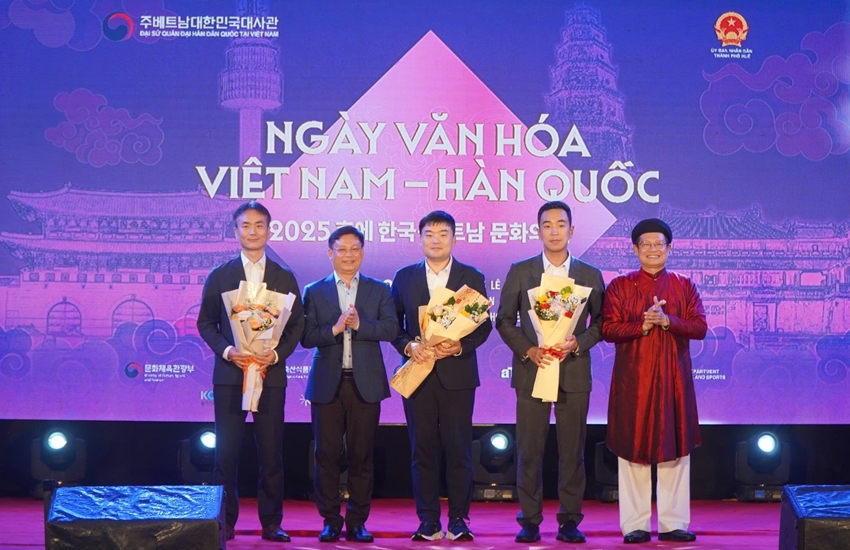 Phó Chủ tịch Thường trực UBND thành phố Nguyễn Thanh Bình (thứ hai, từ trái sang) tặng hoa đến các bạn Hàn Quốc. Ảnh: Thái Bình