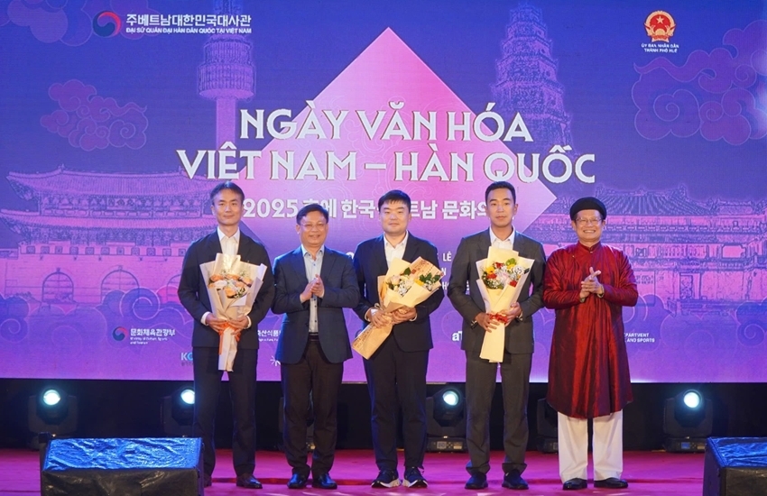 Phó Chủ tịch Thường trực UBND thành phố Nguyễn Thanh Bình (thứ hai, từ trái sang) tặng hoa đến các bạn Hàn Quốc. Ảnh: Thái Bình
