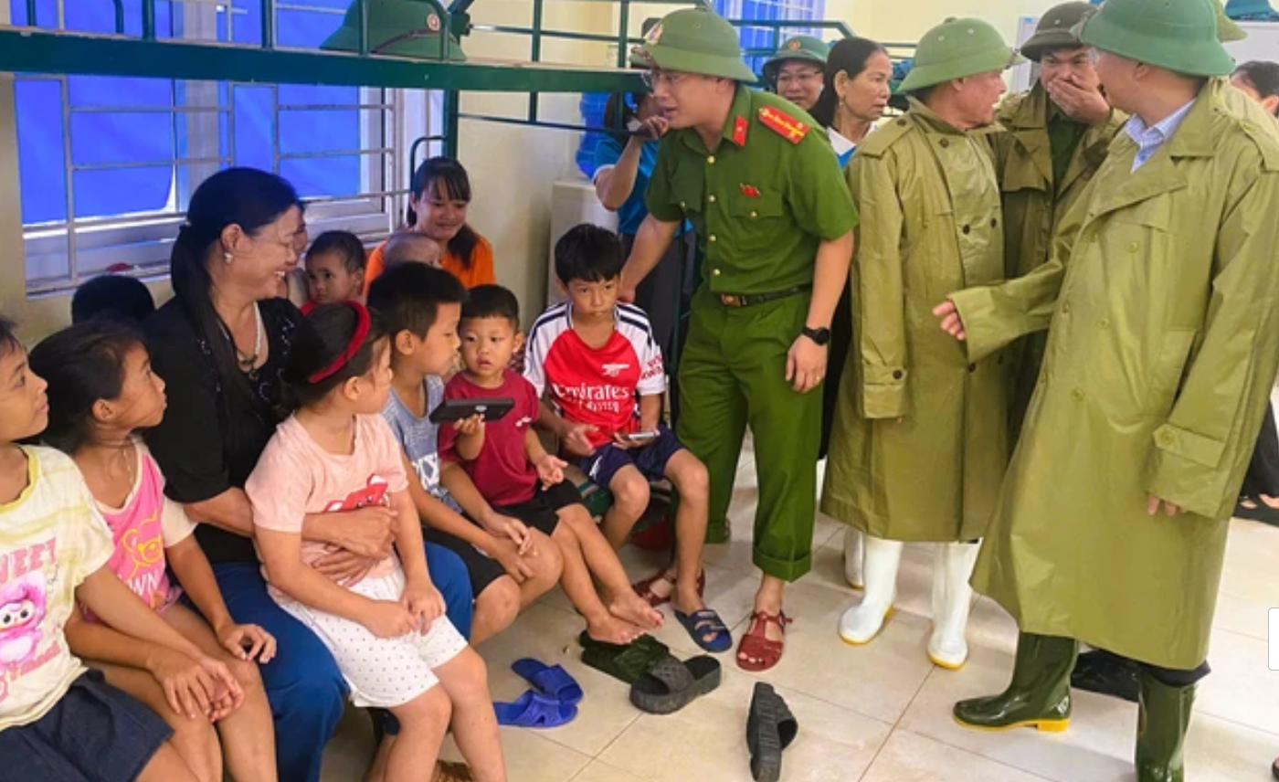 Phụ nữ, trẻ em, người già được ưu tiên tới tránh trú tại nhà văn hóa, trường học kiên cố. Lực lượng công an, chính quyền địa phương đã tới thăm hỏi, động viên người dân