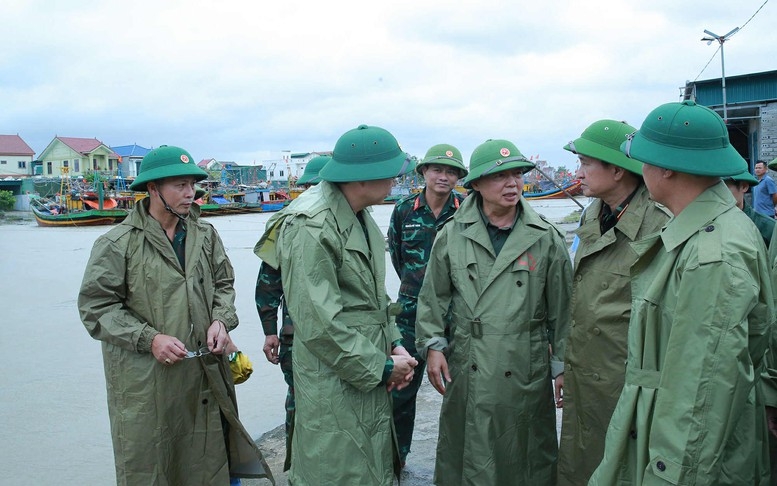 Phó Thủ tướng Trần Hồng Hà kiểm tra công tác ứng phó bão số 10 tại cảng cá Chiến Thắng, xã Ngọc Bích, Nghệ An
