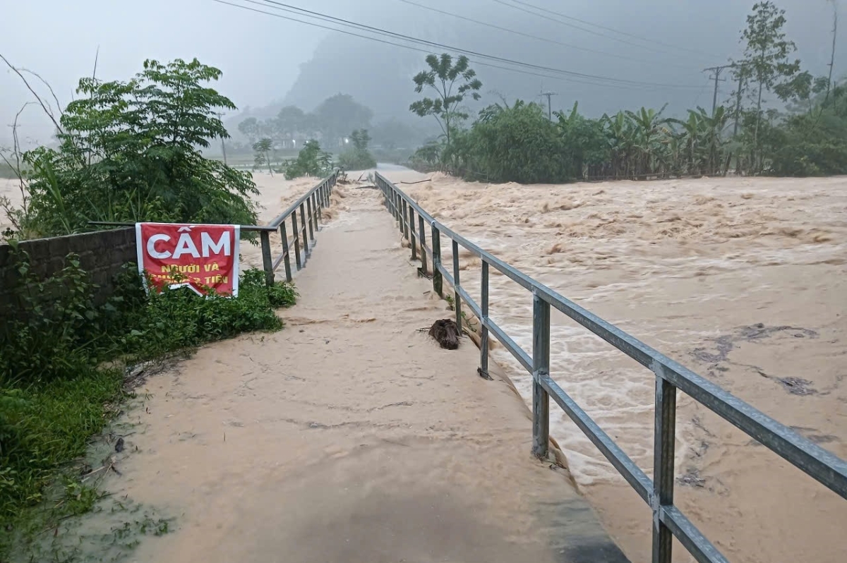 Mưa lớn kéo dài khiến nhiều tuyến giao thông trên địa bàn các xã trung du, miền núi tỉnh Thanh Hóa bị ngập