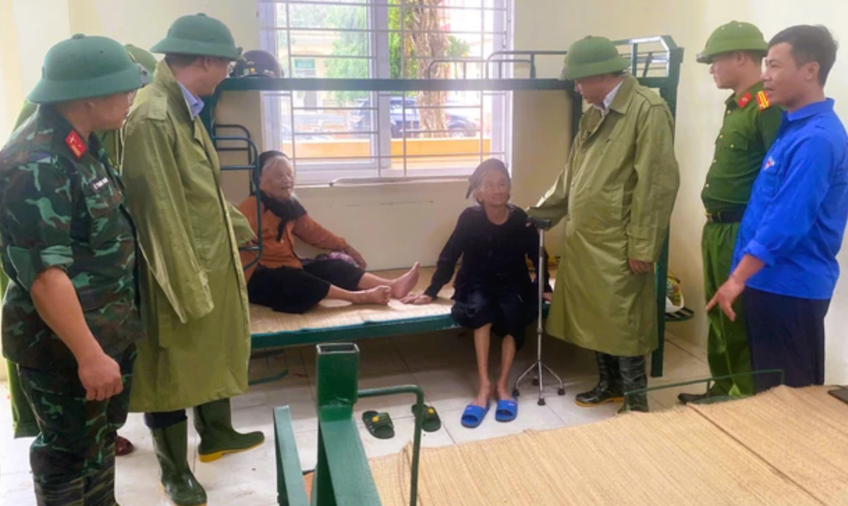 Lực lượng chức năng thăm hỏi động viên những người đi tránh trú bão