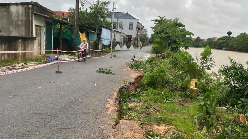 Một đoạn bờ sông Kiến Giang thuộc thôn Lộc Thượng, xã Lệ Thủy, tỉnh Quảng Trị bị sạt lở nghiêm trọng. Nhiều người dân sinh sống tại các ngôi nhà bên đường trong khu vực nguy cơ bị sạt lở đang lo lắng khi mà nước sông Kiến Giang đang dâng cao do mưa bão số 10.