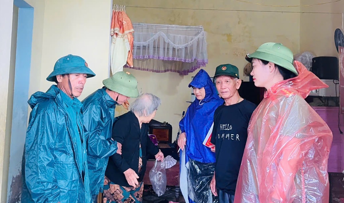 Xã Thiên Cầm có 800 hộ dân với 1.746 nhân khẩu đã được huy động sơ tán khẩn cấp. Nhiều lực lượng công an, quân sự, dân quân tự vệ được điều động giúp dân chằng chống nhà cửa, hỗ trợ người già, trẻ nhỏ, người bệnh đến địa điểm an toàn.