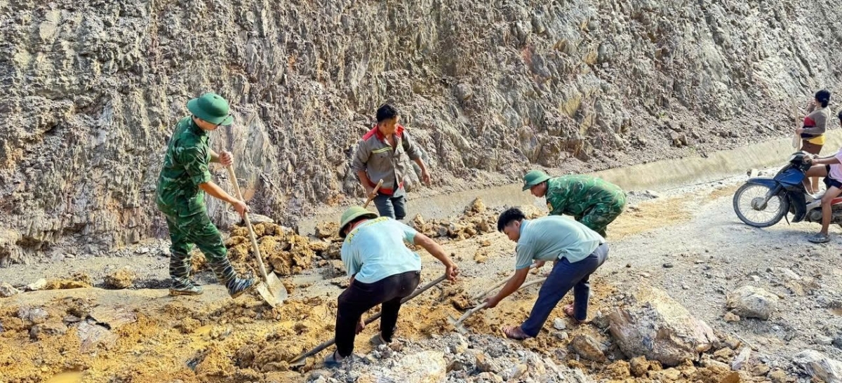 Nhiều tuyến đường ở khu vực miền núi Nghệ An có nguy cơ bị cắt đứt, cô lập khi có mưa to do cơn bão số 10 gây ra.