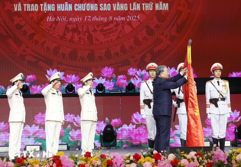 Tổng Bí thư Tô Lâm trao tặng Huân chương Sao Vàng lần thứ 5 cho lực lượng Công an nhân dân tại Lễ kỷ niệm 80 năm Ngày Truyền thống Công an nhân dân (19/8/1945-19/8/2025) và 20 năm Ngày hội toàn dân bảo vệ An ninh Tổ quốc (19/8/2005-19/8/2025). Ảnh: VGP.