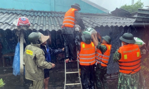 Cận cảnh miền Trung “căng mình” chống bão Bualoi