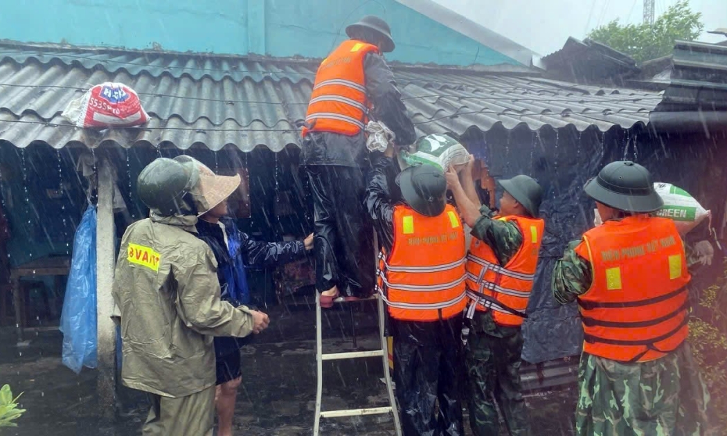 Cán bộ, chiến sĩ Đồn Biên phòng Cửa khẩu cảng Thuận An (thành phố Huế) cùng lực lượng dân quân, chính quyền địa phương đã khẩn trương huy động bao cát, cuốc xẻng hỗ trợ các hộ dân chằng chống nhà cửa, đồng thời vận động di dời trước khi cơn bão số 10 đổ bộ