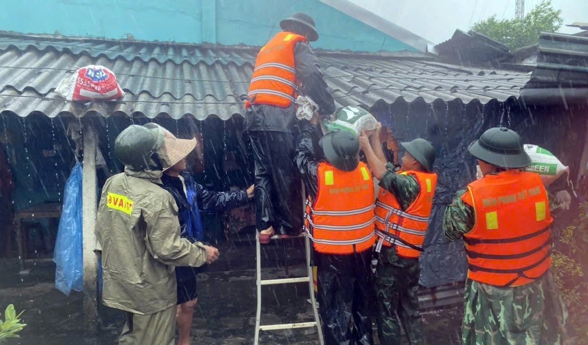 Cán bộ, chiến sĩ Đồn Biên phòng Cửa khẩu cảng Thuận An (thành phố Huế) cùng lực lượng dân quân, chính quyền địa phương đã khẩn trương huy động bao cát, cuốc xẻng hỗ trợ các hộ dân chằng chống nhà cửa, đồng thời vận động di dời trước khi cơn bão số 10 đổ bộ