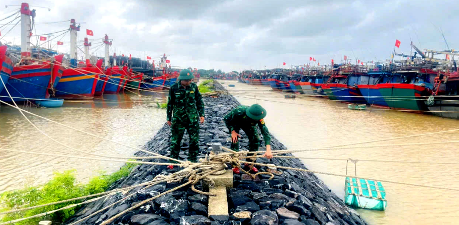 Cán bộ, chiến sỹ Đồn Biên phòng Nhật Lệ chằng buộc phương tiện tàu thuyến của ngư dân bảo đảm an toàn