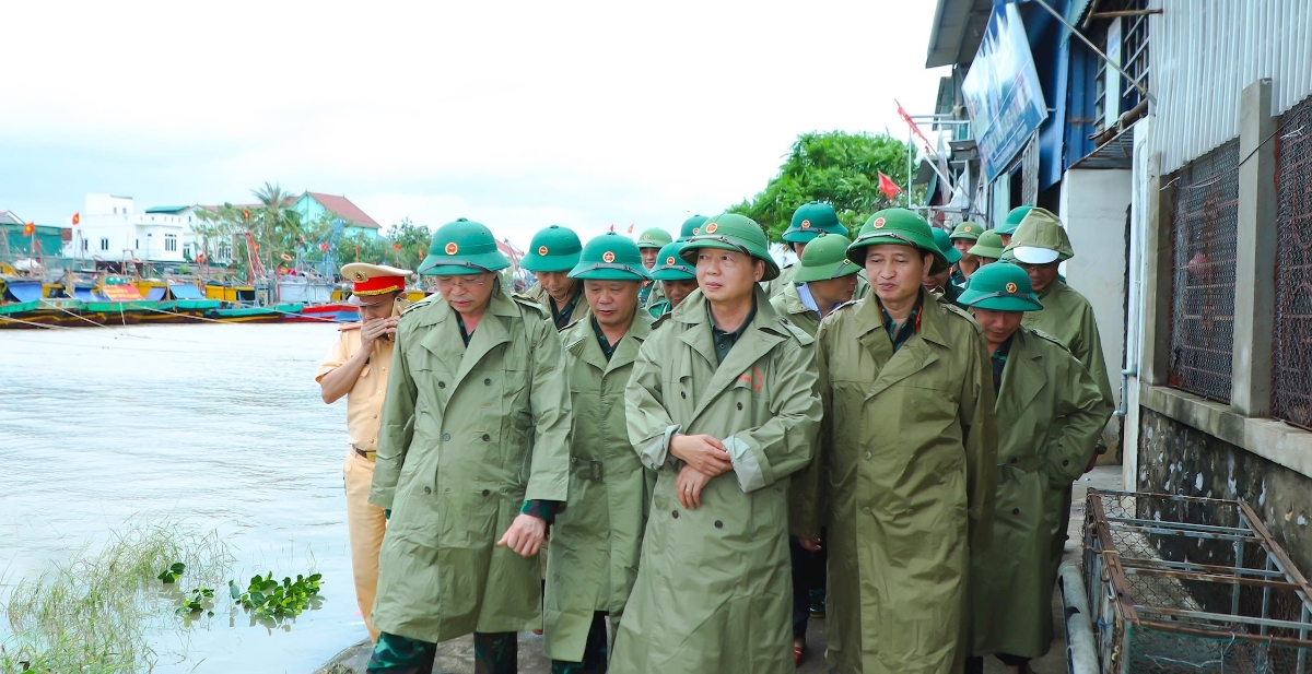 Phó Thủ tướng Chính phủ Trần Hồng Hà thị sát tại bến neo đậu Chiến Thắng trên Lạch Vạn thuộc địa bàn xã Diễn Châu. Ảnh: Thành Duy