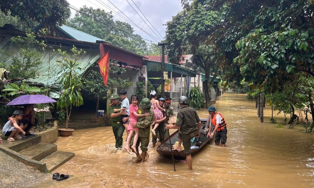 Công an xã Lam Sơn, tỉnh Thanh Hóa khẩn trương sơ tán dân đến nơi an toàn ứng phó với bão số 10 Bualoi