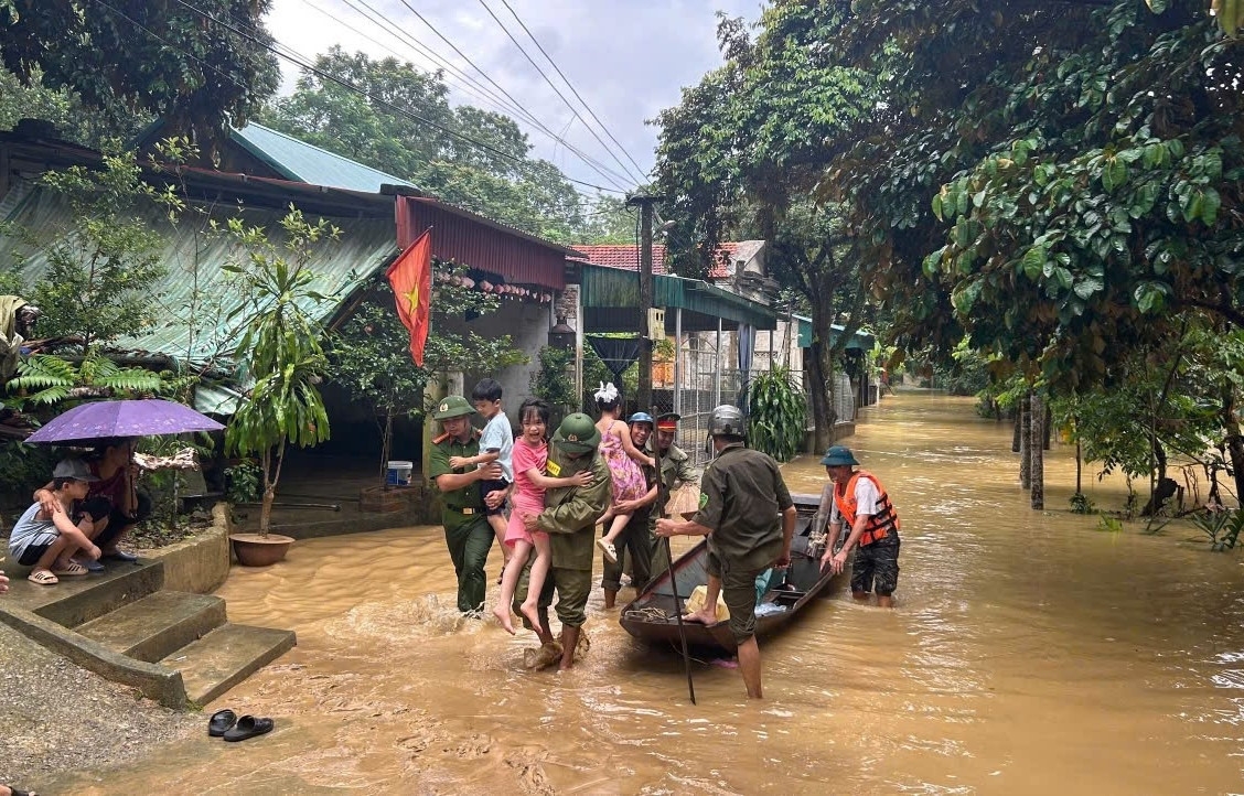 Công an xã Lam Sơn, tỉnh Thanh Hóa khẩn trương sơ tán dân đến nơi an toàn ứng phó với bão số 10 Bualoi