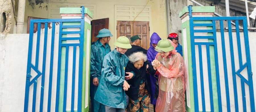 Các lực lượng phường Sông Trí hỗ trợ ưu tiên người già, trẻ em, phụ nữ mang thai, người khuyết tật.
