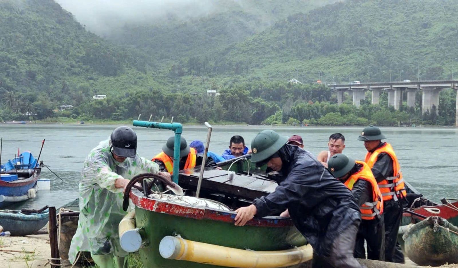 Khu vực ven biển xuất hiện sóng lớn, gió mạnh. Thành phố đã xây dựng phương án di dời hơn 10 ngàn hộ dân với gần 33 ngàn nhân khẩu, chủ yếu tại các khu vực ven biển, đầm phá, cửa sông.