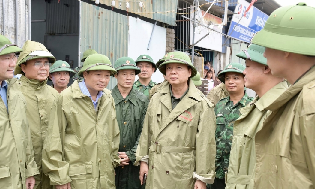 Chủ tịch UBND tỉnh Nghệ An Lê Hồng Vinh báo cáo với Phó Thủ tướng Chính phủ Trần Hồng Hà về công tác ứng phó bão số 10 trên địa bàn tỉnh