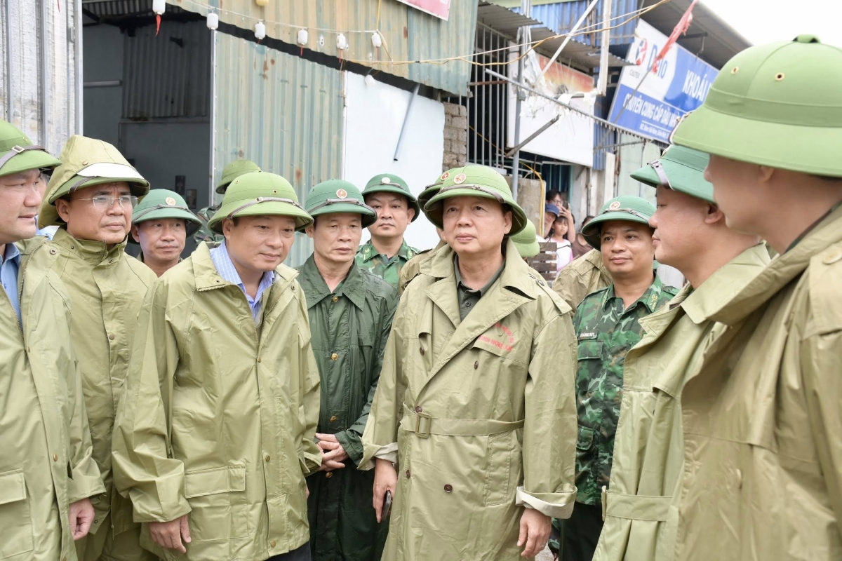 Chủ tịch UBND tỉnh Nghệ An Lê Hồng Vinh báo cáo với Phó Thủ tướng Chính phủ Trần Hồng Hà về công tác ứng phó bão số 10 trên địa bàn tỉnh