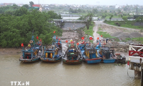 Ba thuyền viên mất tích do bão số 10, hàng loạt chuyến bay và tuyến đường sắt bị ảnh hưởng