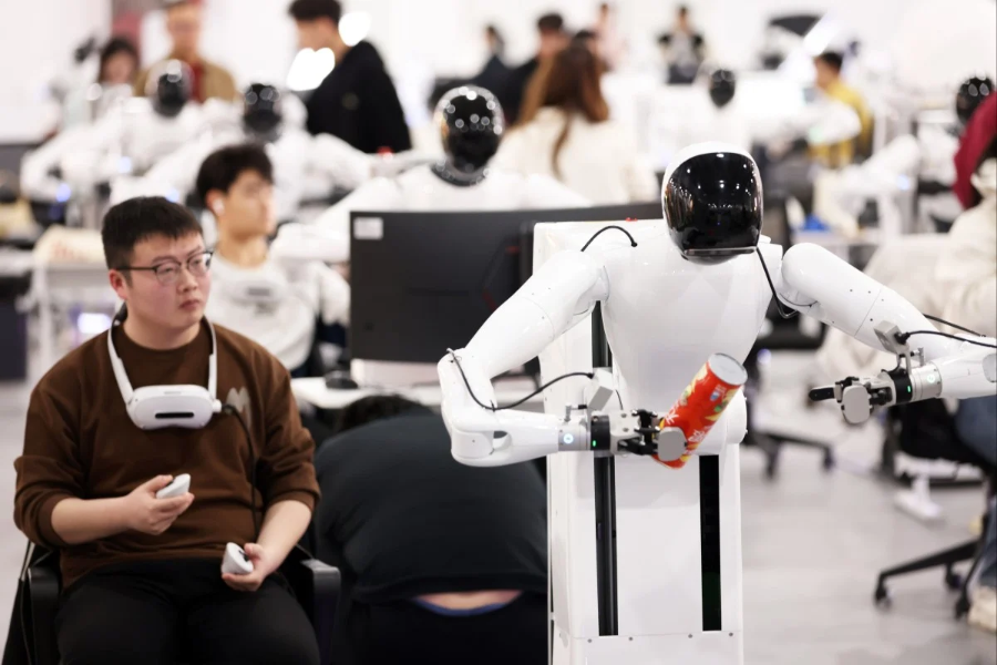Robot hình người trong môi trường huấn luyện