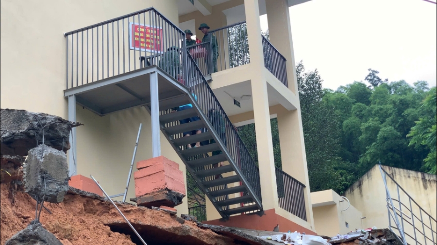 Trường THCS Tam Thanh bị sạt lở bờ kè móng