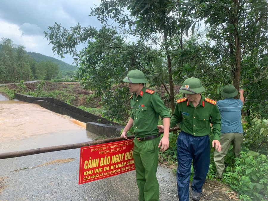 Nhiều điểm ngập nước đã được lực lượng chức năng gắn biển cảnh báo.