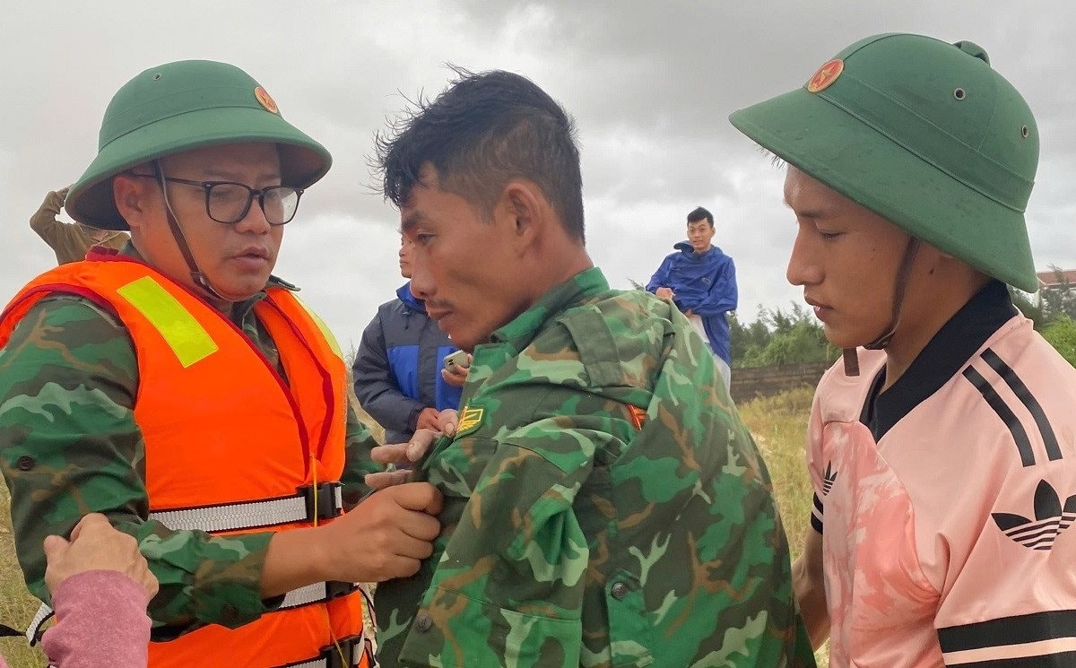 Một thuyền viên vào bờ an toàn.