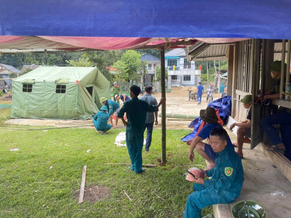 Lực lượng công an và chính quyền địa phương dựng lều chuẩn bị làm nơi tránh trú cho người dân