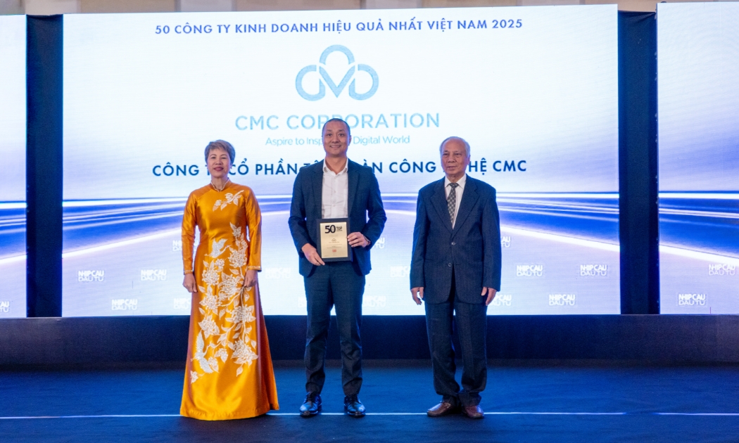 Ông Đinh Tuấn Trung, Phó TGĐ CMC Telecom, đại diện Tập đoàn Công nghệ CMC nhận giải Top 50 Công ty Kinh doanh hiệu quả nhất Việt Nam 2025.