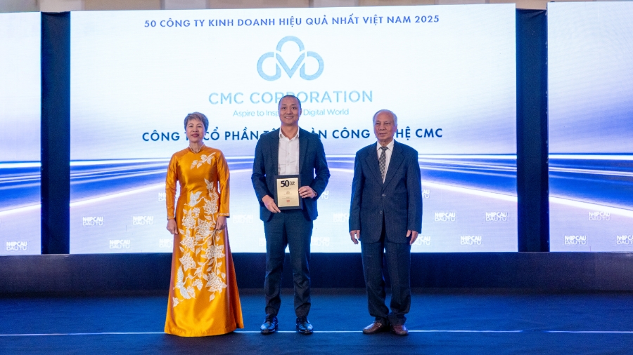 Ông Đinh Tuấn Trung, Phó TGĐ CMC Telecom, đại diện Tập đoàn Công nghệ CMC nhận giải Top 50 Công ty Kinh doanh hiệu quả nhất Việt Nam 2025.