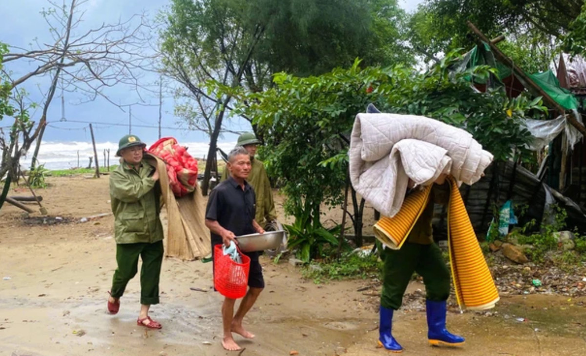 Người dân vùng biển Thanh hóa được lực lượng công an tới vận động đưa vào sâu trong đất liền để tránh trú bão, đảm bảo an toàn người và tài sản