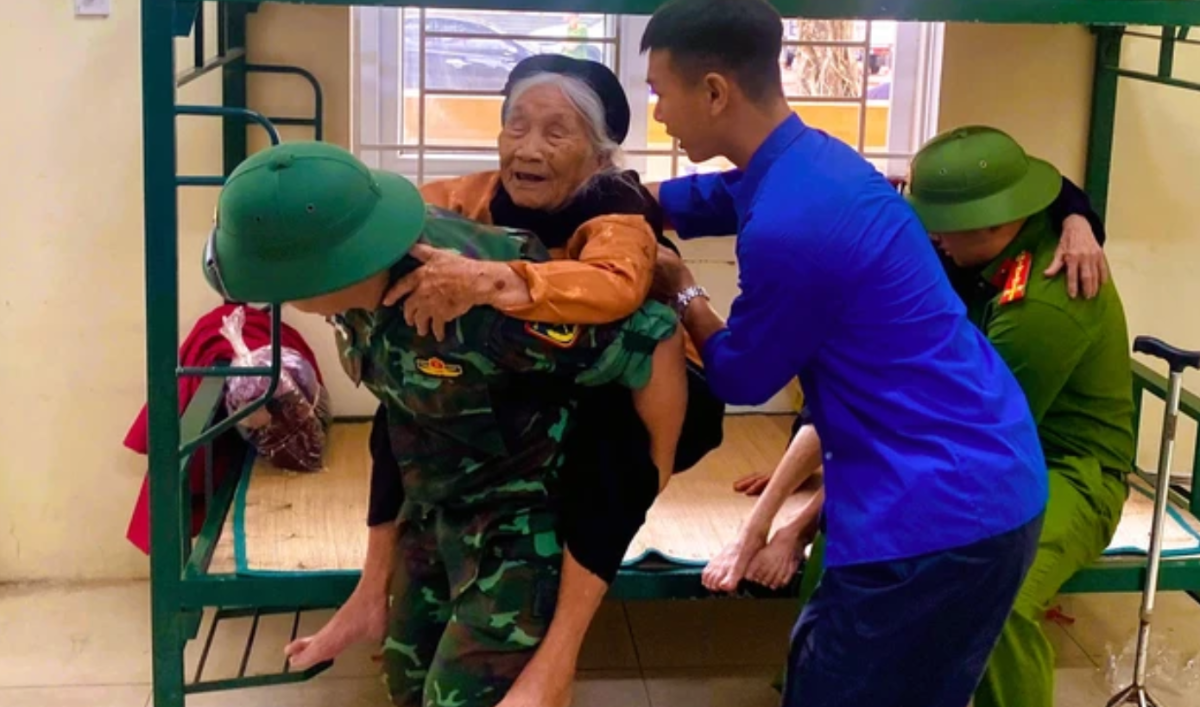 Công an, bộ đội, đoàn thanh niên cõng người già đến khu vực tránh bão số 10