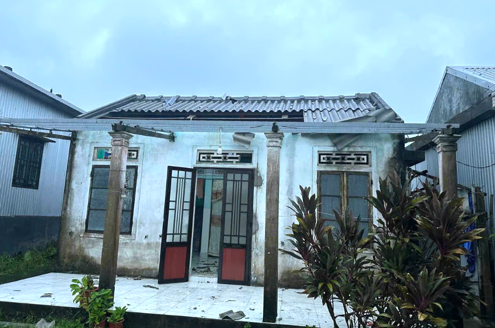 Lốc xoáy khiến nhiều ngôi nhà ở thành phố Huế bị tốc mái.