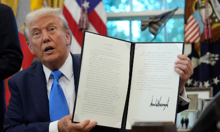 Tổng thống Trump giảm giá “thẻ vàng”, giới giàu toàn cầu phấn chấn
