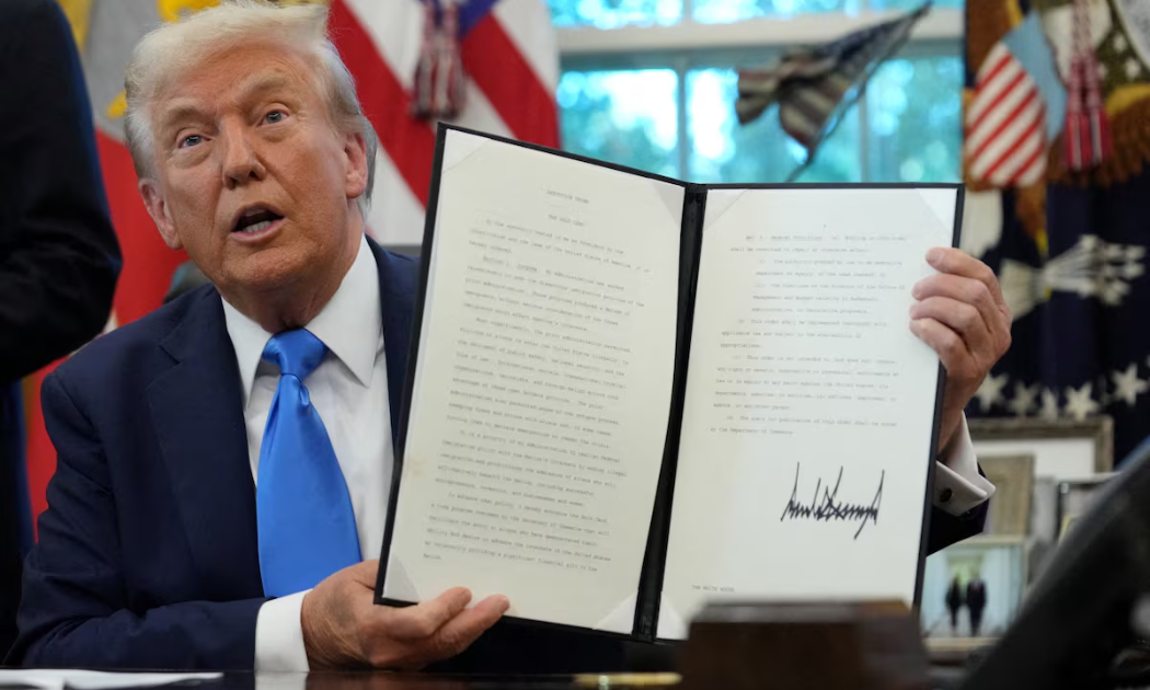 Tổng thống Mỹ Donald Trump ký sắc lệnh về thị thực vàng tại Nhà Trắng hôm 19/9/2025 - Ảnh: Reuters.