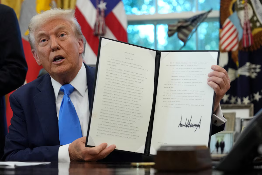 Tổng thống Mỹ Donald Trump ký sắc lệnh về thị thực vàng tại Nhà Trắng hôm 19/9/2025 - Ảnh: Reuters.
