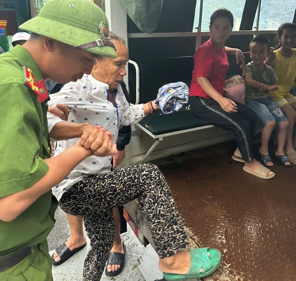 Lực lượng chức năng phường Cửa Lò (Nghệ An) sơ tán dân đến nơi an toàn.