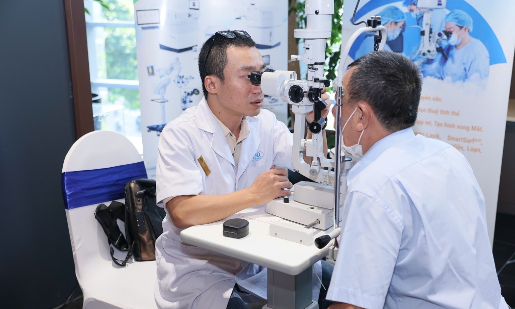 Người cao tuổi được khám sức khỏe bệnh lý liên quan đến mắt. Ảnh: Tuấn Dũng.