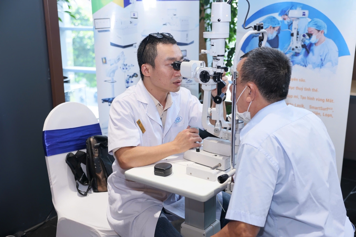 Người cao tuổi được khám sức khỏe bệnh lý liên quan đến mắt. Ảnh: Tuấn Dũng.