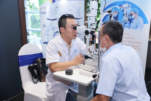Người cao tuổi được khám sức khỏe bệnh lý liên quan đến mắt. Ảnh: Tuấn Dũng.